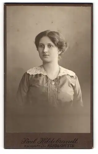 Fotografie Paul Hildebrandt, Königshütte, Kaiserstr. 24, Portrait bildschönes Fräulein mit Stickerei am Blusenkragen