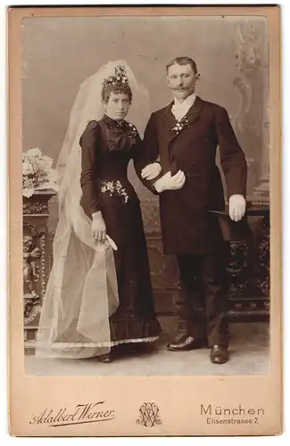Fotografie Adalbert Werner, München, Elisenstrasse 7, Braut im schw. Kleid mit Schleier, Bräutigam mit Zylinder