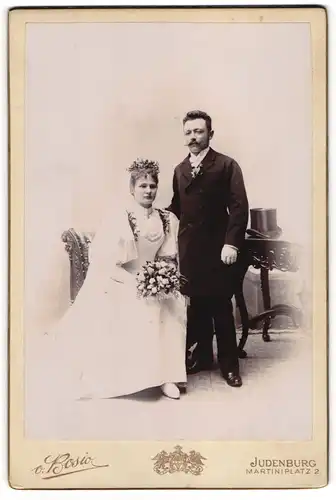 Fotografie v. Bosio, Judenburg, Martiniplatz 2, Braut im weissen Kleid mit Blumenkranz, Bräutigam mit Zylinder