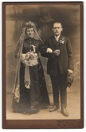 Fotografie F. Pleier, Kötzting, Hochzeitsfoto von Franziska und Josef Mühlbauer in modischer Brautmode