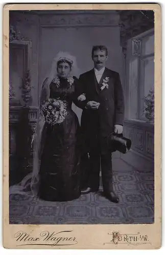 Fotografie Max Wagner, Furth i. W., Brautpaar in modischer Brautmode, Schleier und Zylinder mit markanten Nasen