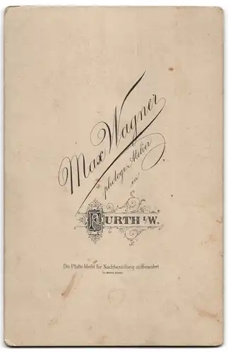 Fotografie Max Wagner, Furth i. W., Brautpaar in modischer Brautmode, Schleier und Zylinder mit markanten Nasen