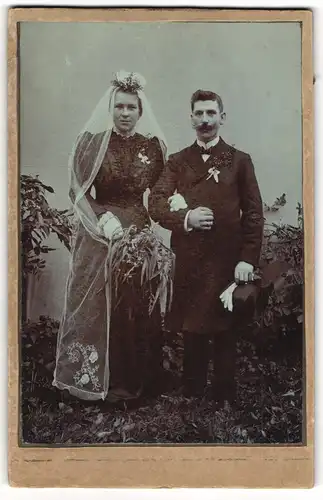 Fotografie F. H. Asanger, Weiden, Bahnhofstrasse, Bürgerliches Brautpaar in modischer Brautmode, Schleier, Zylinder
