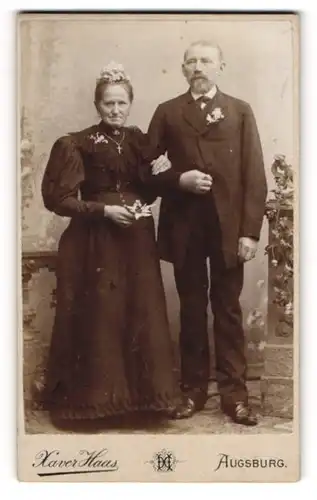 Fotografie Xaver Haas, Augsburg, Jesuitengasse 414, Brautpaar im besten Alter Arm in Arm mit Blümchen