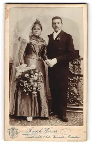 Fotografie Joseph Werner, München, Isarthorplatz 2, Braut im hübschen Kleid mit Schleier und Brautstrauss, Handschuhe