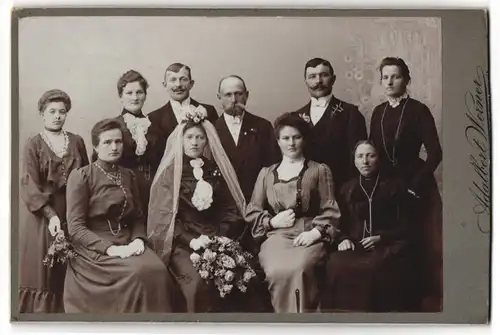 Fotografie Adalbert Werner, München, Elisenstrasse 7, Hochzeitsgesellschaft mit der Braut in der Mitte, Schleier