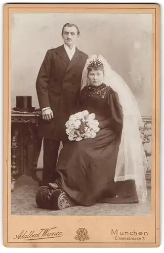 Fotografie Adalbert Werner, München, Elisenstrasse 7, Matrone im Brautkleid mit Schleier und ihrem zierlichen Gatten
