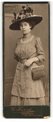 Fotografie C. Karsch, Dessau, Albrechtsplatz 4, Fräulein Anna Dietrich mit Blumenhut und Handtasche