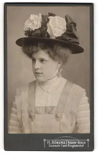 Fotografie H. Böbers, Berlin-Rixdorf, Saalestrasse 1, Junge Frau mit extravagantem Blumenhut