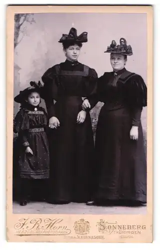 Fotografie J. R. Horn, Sonneberg /Thür., Mutter, Grossmutter und Enkeltochter mit Hüten