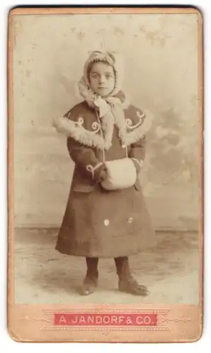 Fotografie A. Jandorf & Co., Berlin, Mädchen Elisabeth Martha Margarete Baberowsky im Winterkleid mit Muff