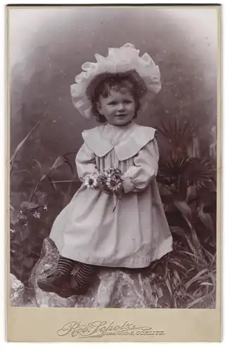 Fotografie Rob. Scholz, Görlitz, Portrait niedliches kleines Mädchen im Sommerkleid mit Hut und Blumen in der Hand