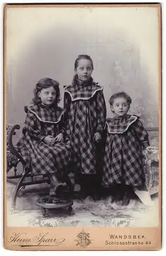 Fotografie Heinr. Sparr, Wandsbek, drei niedliche Mädchen in karierten Kleidern mit Locken