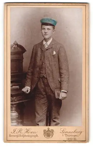 Fotografie J. R. Horn, Sonneberg, Portrait junger Student im Anzug mit Schirmmütze