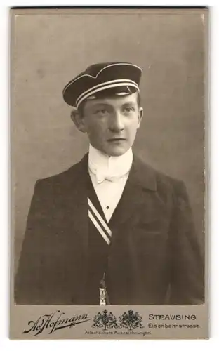 Fotografie Ad. Hofmann, Straubing, junger Student im Anzug mit Couleur und Schirmmütze