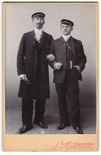 Fotografie A. Lange, Hamburg-St. Pauli, zwei Studenten im Anzügen mit Couleur und Zipfel