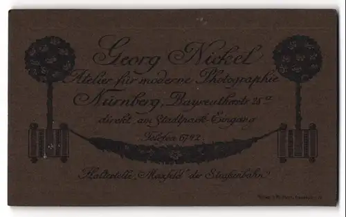 Fotografie Georg Nickel, Nürnberg, Bayreutherstr. 28a, zwei Blumenkübel mit Bäumnen und Anschrift des Ateliers