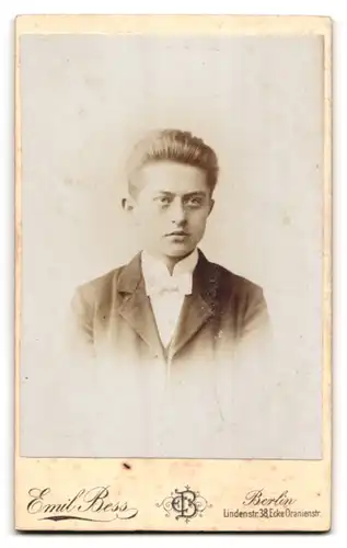 Fotografie Emil Bess, Berlin, Lindenstr. 38, Engel durchblättert Zeitung, Konterfeis Talbot, Niepce und Daguerre