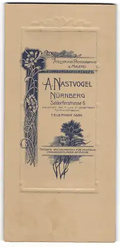 Fotografie A. Nastvogel, Nürnberg, Saldorferstr. 6, Anschrift des Ateliers mit Floraler Verzierung