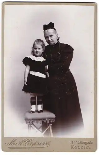 Fotografie M. A. Caprani, Kolding, dänische Grossmutter mit Ihrer Enkeltochter im Samtkleid, Mutterglück