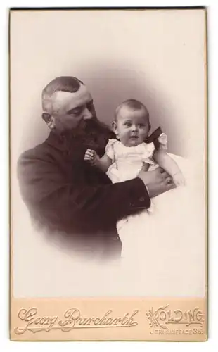Fotografie Georg Burcharth, Kolding, Grossvater hält stolz seine Enkeltochter im Arm, Mutterglück
