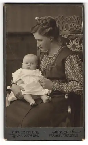 Fotografie Ph. Uhl, Giessen, Mutter Hilde Böch mit ihre Tochter Gertrude im Arm, Mutterglück, 1910