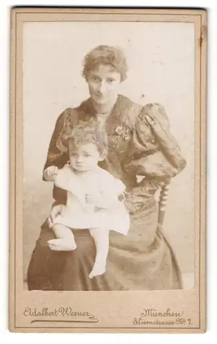 Fotografie Adalbert Werner, München, junge Mutter mit ihrem Kind auf dem Schoss, Mutterglück