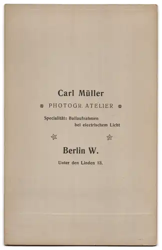 Fotografie Carl Müller, Berlin, junge Frau im Dirndl mit zwei Herren in Tracht mit Lederhose zum Fasching