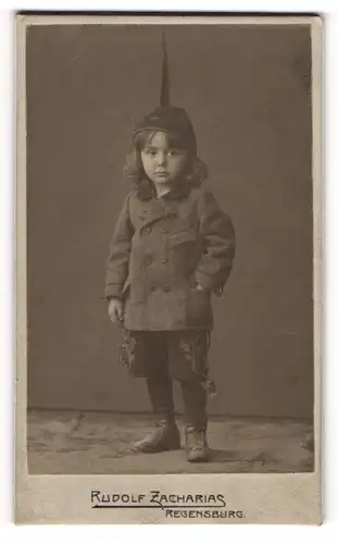 Fotografie Rudolf Zacharias, Regensburg, kleines Kind in bayrischer Tracht mit Lederhose und Federhut