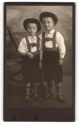 Fotografie P. Clasen, Dessau, zwei niedliche Knaben in bayrischer Tracht mit Lederhosen, 1909