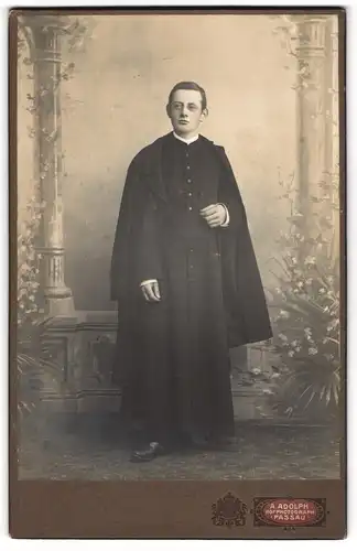 Fotografie A. Adolph, Passau, junger Pfarrer im Talar mit Brille