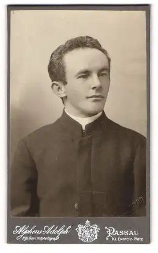 Fotografie Alphons Adolph, Passau, junger Pastor Ludwig Schuisbach im Talar mit Collar zu seiner Primizfeier 1907