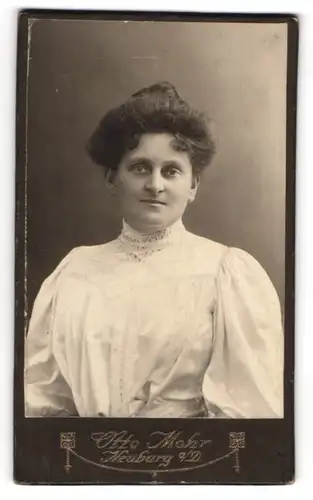 Fotografie Otto Mohr, Neuburg a. D., Dame mit Hochsteckfrisur in einer festlichen weissen Bluse