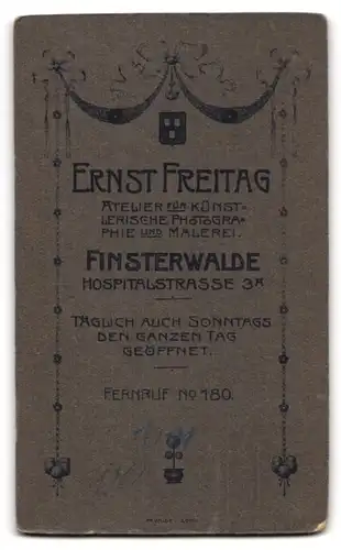 Fotografie Ernst Freitag, Finsterwalde, Hospitalstrasse 3A, Selbstbewusster Knabe in einem Anzug mit kurzen Hosen