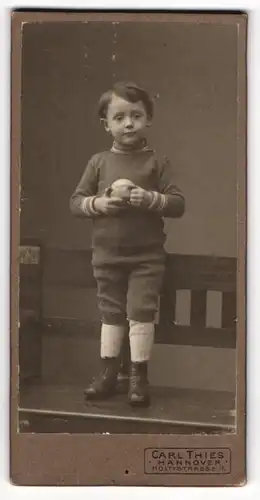 Fotografie Carl Thies, Hannover, Höltystrasse 15, Knabe mit Ball im wollenen Einteiler mit langen Strümpfen