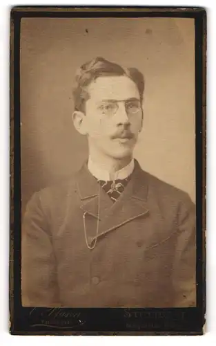 Fotografie C. Pfann, Stuttgart, Königsstrasse 21, Junger Herr mit Seitenscheitel, Schnurrbart und Zwicker