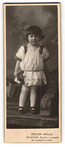 Fotografie Alfred Schmidt, München, Äuss. Maximilianstrasse 6, Kleines Mädchen im Sommerkleidchen mit Spieleimer