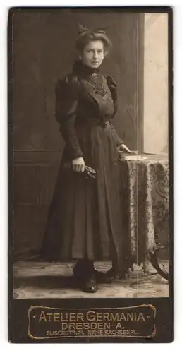 Fotografie Atelier Germania, Dresden, Elisenstrasse 71, Junge Dame mit Haarschleife im langen festlichen Kleid