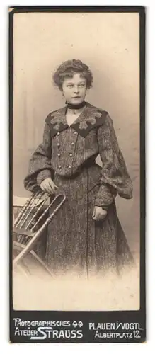 Fotografie Atelier Strauss, Plauen i. V., Albertplatz 12, Junge Dame mit Locken im Kleid mit gebauschten Ärmeln