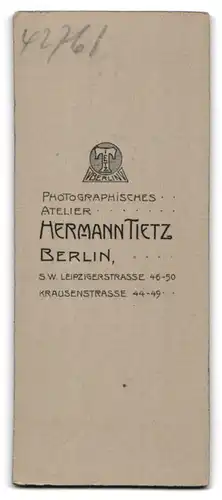 Fotografie Hermann Tietz, Berlin, Leipzigerstrasse 46-50, Blonde Konfirmandin mit ondulierten Haaren und Medaillon