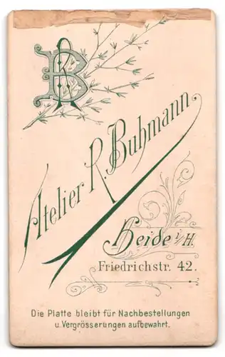 Fotografie R. Buhmann, Heide i. H., Friedrichstrasse 42, Blonde junge Dame mit Locken und Brosche