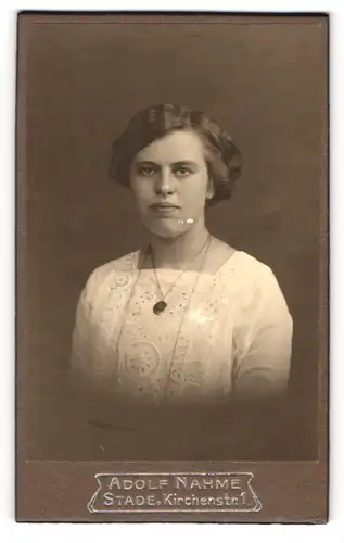 Fotografie Adolf Nahme, Stade, Kirchenstrasse 1, Junge Dame mit ondulierten Haaren und Medaillon