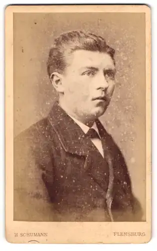 Fotografie H. Schumann, Flensburg, Holm 579, Bartloser Herr mit fliehendem Kinn im Sonntagsanzug