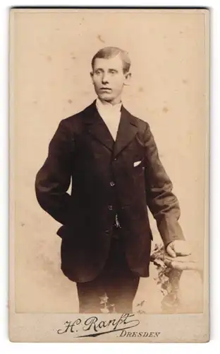 Fotografie H. Ranft, Dresden, Marienstrasse 12, Jüngling im dunklem Dreiteiler mit zu grossem Jacket