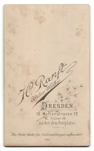 Fotografie H. Ranft, Dresden, Marienstrasse 12, Jüngling im dunklem Dreiteiler mit zu grossem Jacket