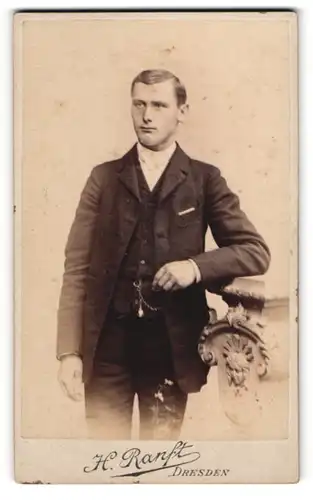 Fotografie H. Ranft, Dresden, Marienstrasse 12, Eleganter junger Mann im Dreiteiler mit Uhrenkette