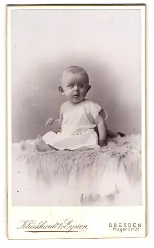 Fotografie Klinkhardt & Eyssen, Dresden, Prager Strasse 26, Baby mit erstauntem Blick und Segelohren