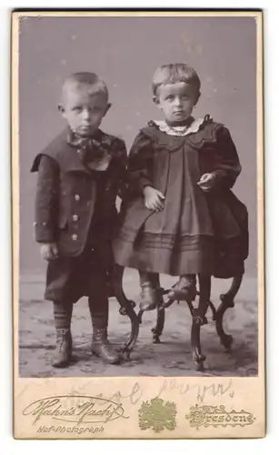 Fotografie Hahns Nachf., Dresden, Ferdinandstrasse 11, Zwei kleine Kinder mit Ponyfrisuren in Knickerbockern und Kleid