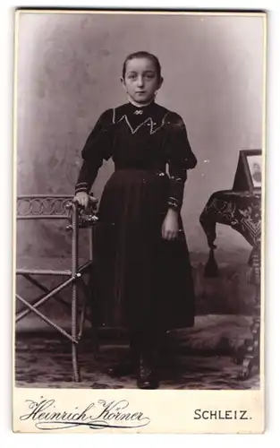 Fotografie Heinrich Körner, Schleiz, Poststrasse 16, Junges Mädchen im dunklen Sonntagskleid mit Faltenrock