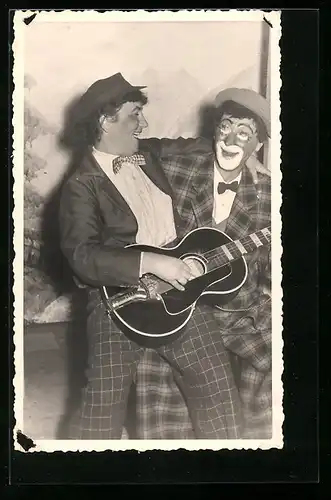 Foto-AK Zwei Clowns mit Gitarre bei einem Auftritt
